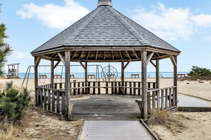 Nær stranden og solsenger