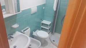 A bathroom with a sink, toilet, and bidet. - Trilocale Ulivo Baia Verde piano terra (Gallipoli)