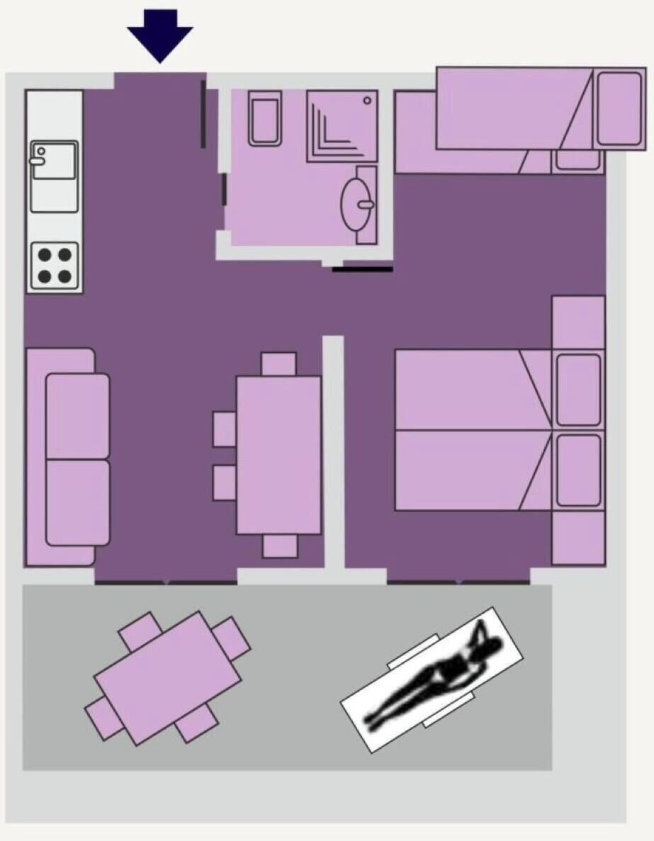Ein Grundriss eines Hotelzimmers mit Bett, Schreibtisch, Stuhl, Kleiderschrank und Badezimmer.