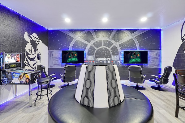We designed the game room to be more than decorative. It's a blast! - 8BR Near Disney•6 Kings•Heated Pool•Star Wars (Davenport)
