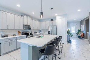 Frigorífic, microones, forn i placa de cuina