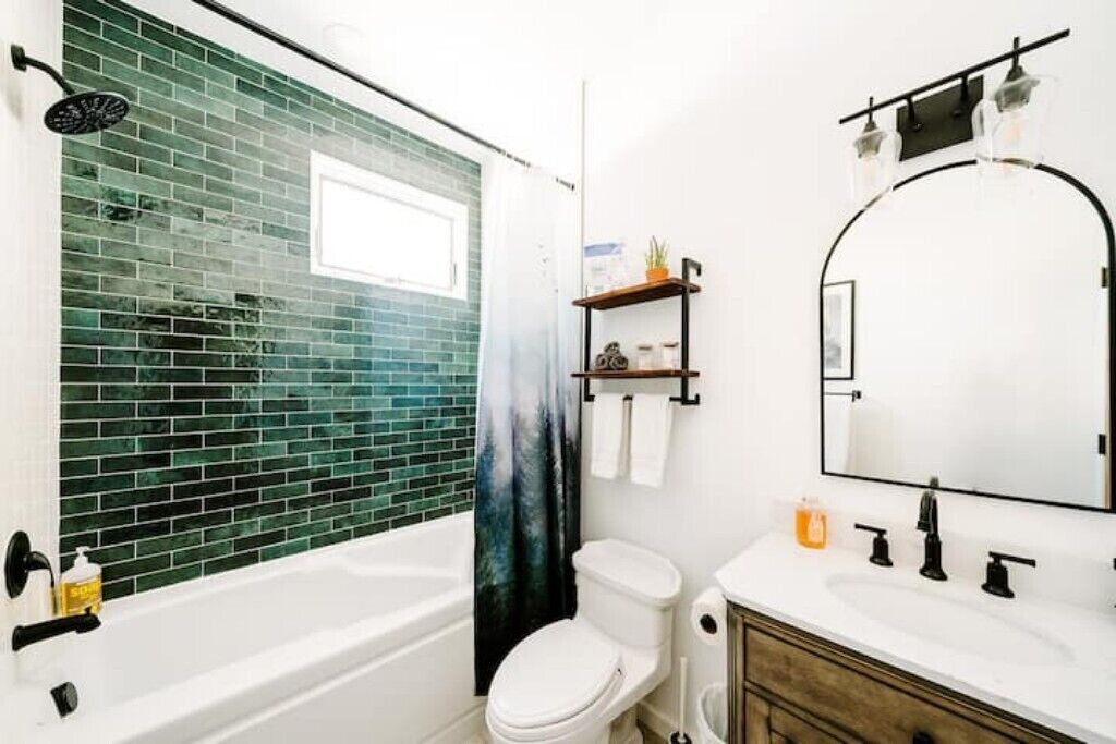 Sèche-cheveux, serviettes fournies, savon, shampoing