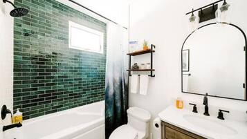 SĂšche-cheveux, serviettes fournies, savon, shampoing