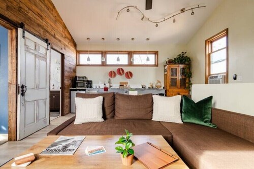 Cozy Neighborhood Spot Close to Downtown