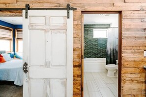 1 bedroom, desk, iron/ironing board, free WiFi - Cozy Neighborhood Spot Close to Downtown (Denver)