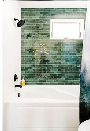 Hair dryer, towels, soap, shampoo - Cozy Neighborhood Spot Close to Downtown (Denver)