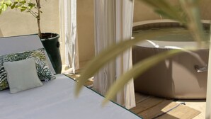 A sunlit room with a bed, a potted plant, and a window with curtains. - Riad Privado no Coração da Medina - Dar el Bacha (Marrakech)