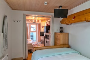 1 dormitorio, tabla de planchar con plancha, wifi gratis y ropa de cama