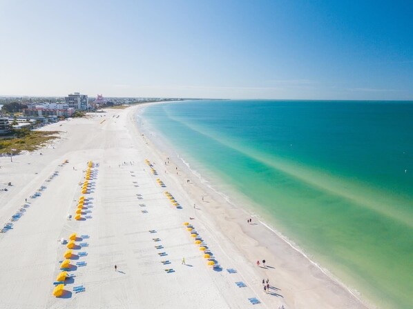 Sun-loungers, beach towels - 🌴3 Min Walk to Beach, Heated Pool~ COMPLETELY REMODELED ~ My Beach Shack (Indian Shores)