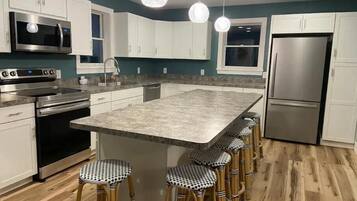 Jääkaappi, mikroaaltouuni, uuni, liesi