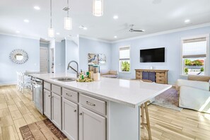 冷蔵庫、電子レンジ、オーブン、コンロ