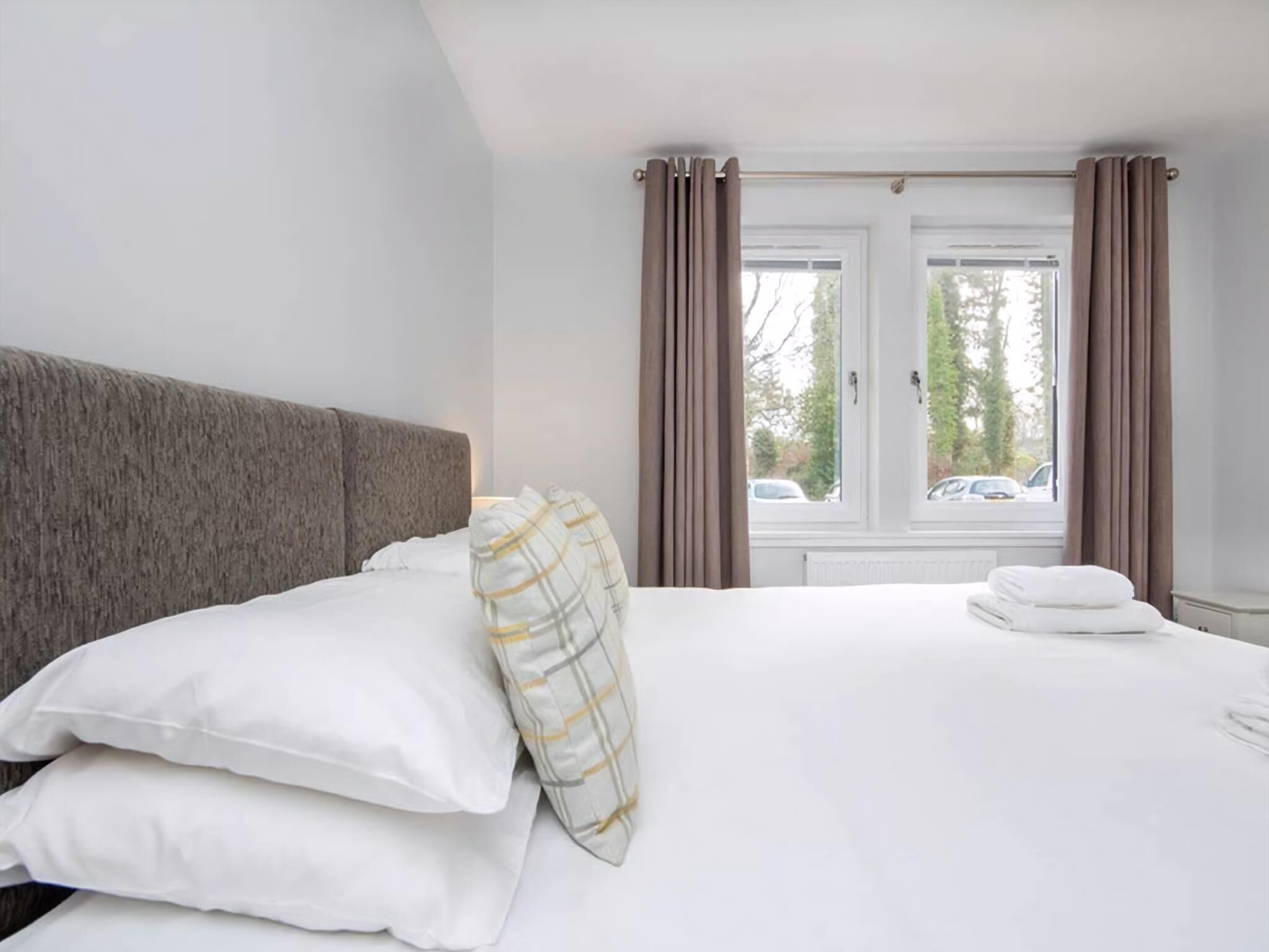 2 عدّة غرف نوم وواي فاي مجانًا وملاءات أسرّة