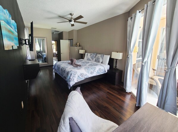 3 Schlafzimmer, Schreibtisch, Bügeleisen/Bügelbrett, Reisekinderbett