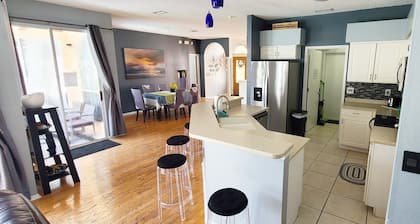 Beautiful Summer House 3Be/2Ba heated pool & pool table, perfect location
