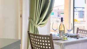 Une table à manger avec une bouteille de vin, deux verres à vin et un menu.