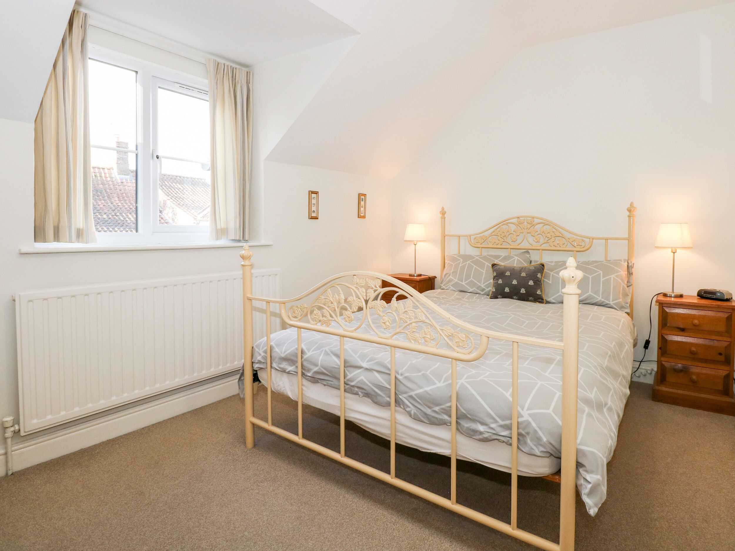 2 Schlafzimmer, individuell dekoriert, individuell eingerichtet