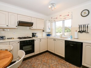 Fridge, electric kettle, toaster, cookware/dishes/utensils - 1 Crowlands Cottages (Holt)