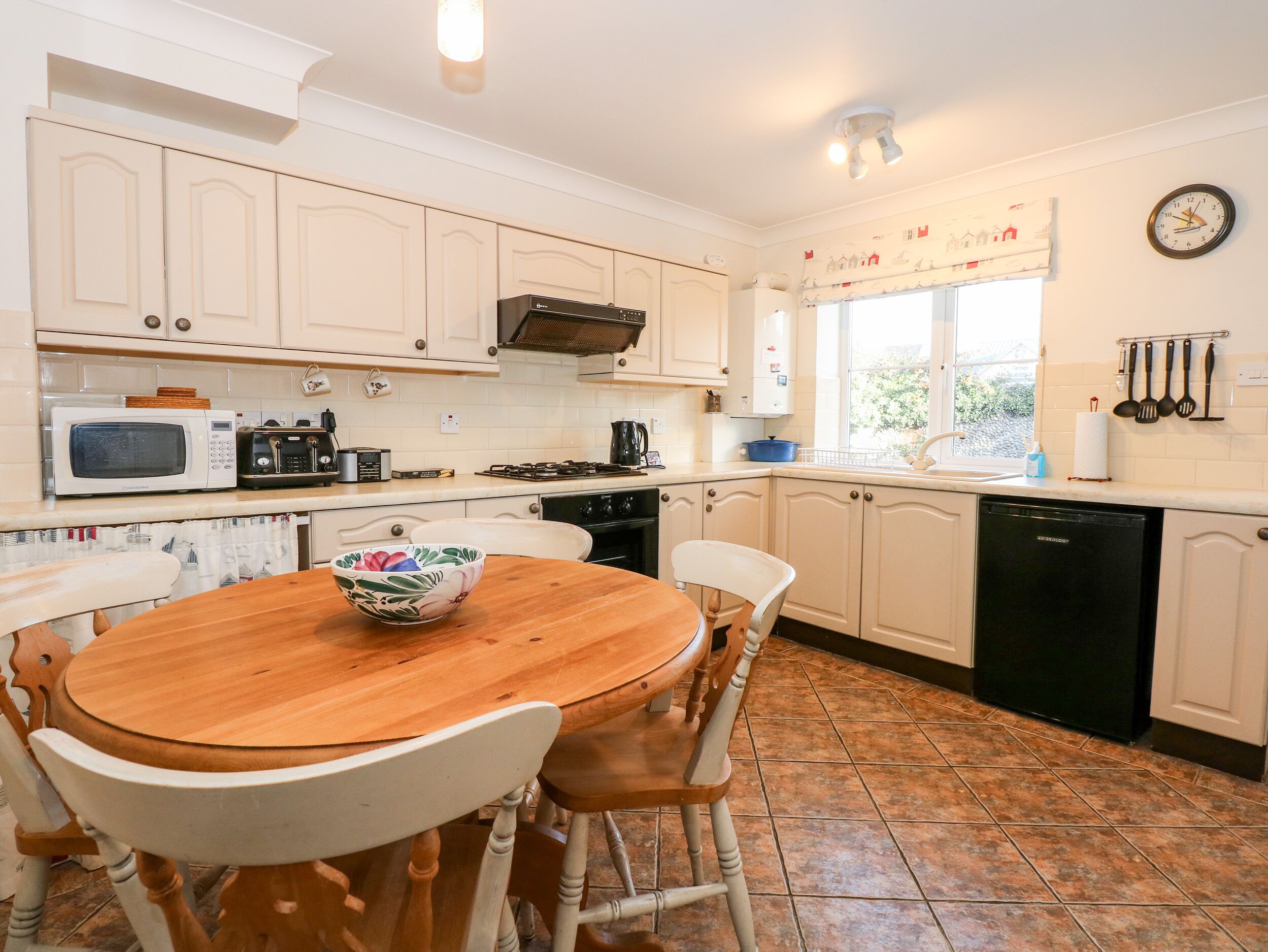 Frigorífico, hervidor eléctrico, tostadora y utensilios de cocina