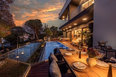 Villa Serenity - Four Bedroom Villa, Sleeps 12