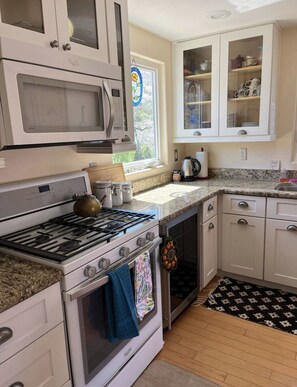 Fridge, microwave, oven, stovetop - Cozy secluded cabin on a working cattle ranch (Clifton)