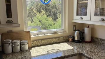 冰箱、微波炉、烤箱、炉灶