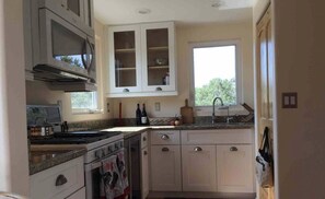 Fridge, microwave, oven, stovetop - Cozy secluded cabin on a working cattle ranch (Clifton)