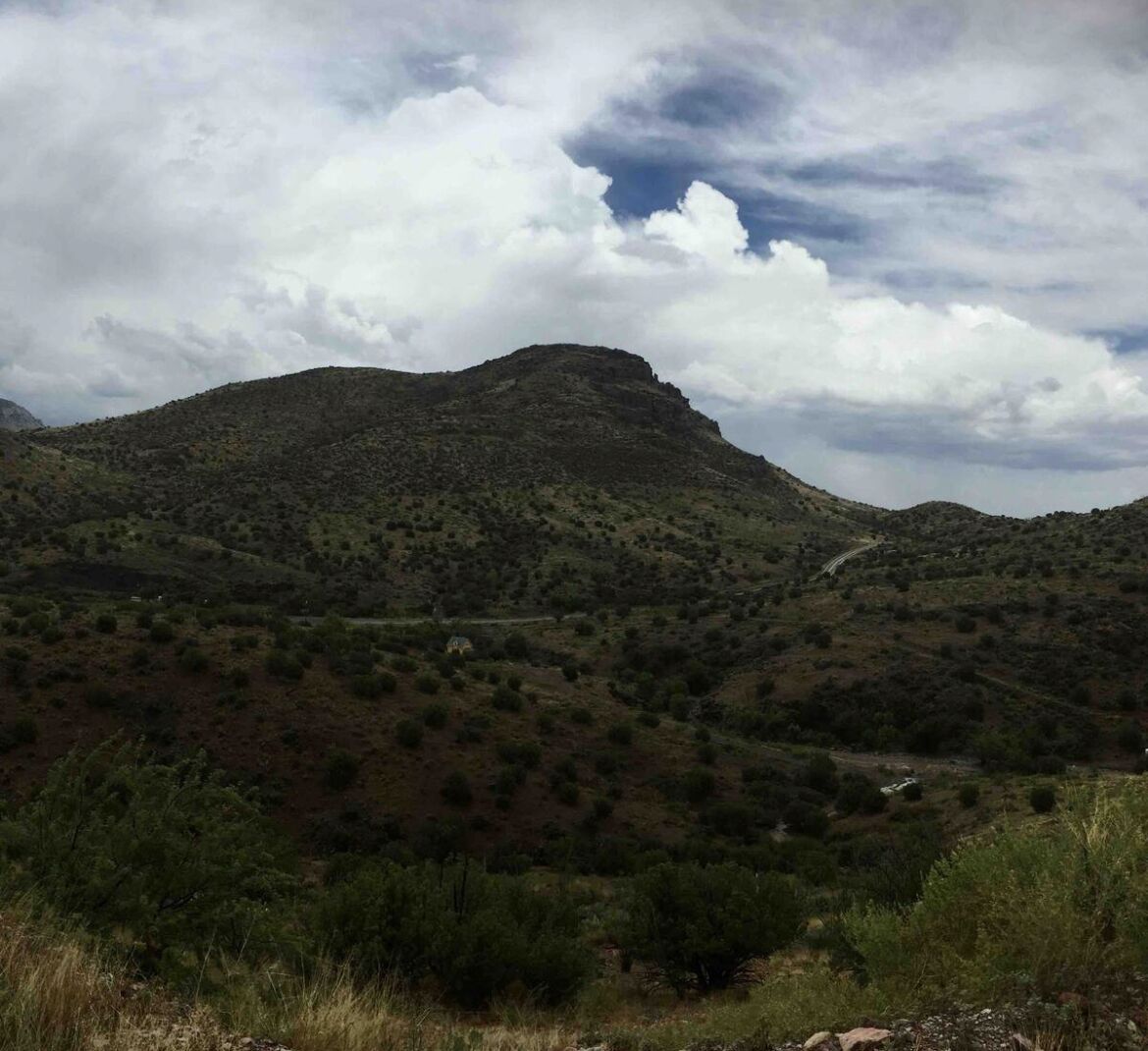 Un paisaje montañoso con una carretera serpenteante.