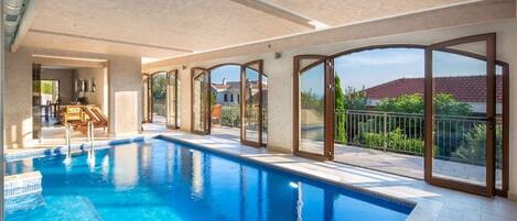 من حمّامات السباحة المغطاة، حمّام سباحة مُدفَّأ