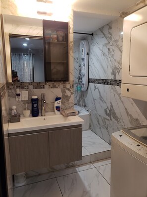 Assecador de cabells, tovalloles, sabó i xampú 