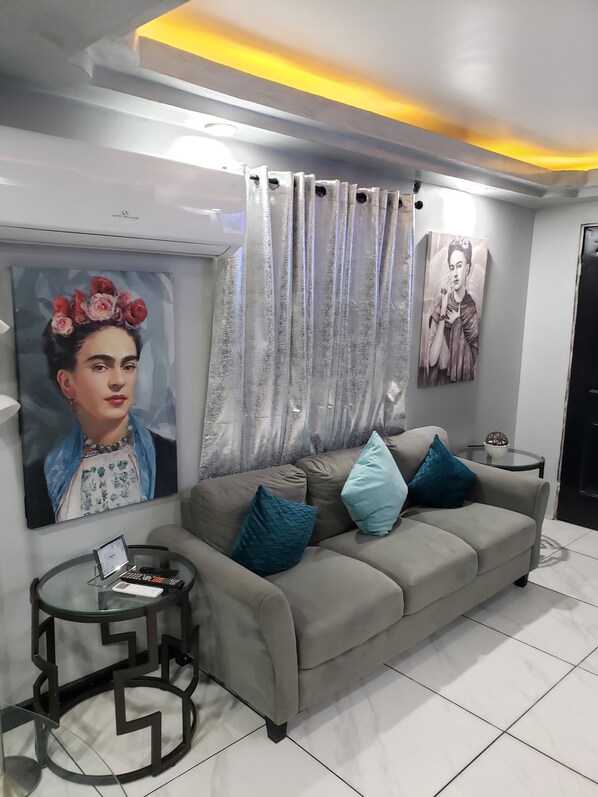 Smart TV - Private Gorgeous Cozy Modern home/5 min Drive from beach, righ across from park (Tijuana)