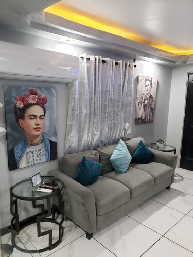 Private Gorgeous Cozy Modern home/5 min Drive from beach, righ across from park