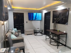 Smart TV - Private Gorgeous Cozy Modern home/5 min Drive from beach, righ across from park (Tijuana)