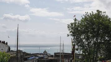 Een haven met stilgelegde boten, een klein gebouw en een vlag.