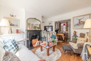 Living area - Royal Windsor Castle Cottage | With Courtyard (Windsor)