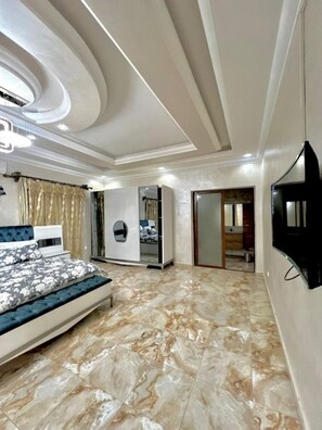 6 bedrooms, WiFi, bed sheets, wheelchair access