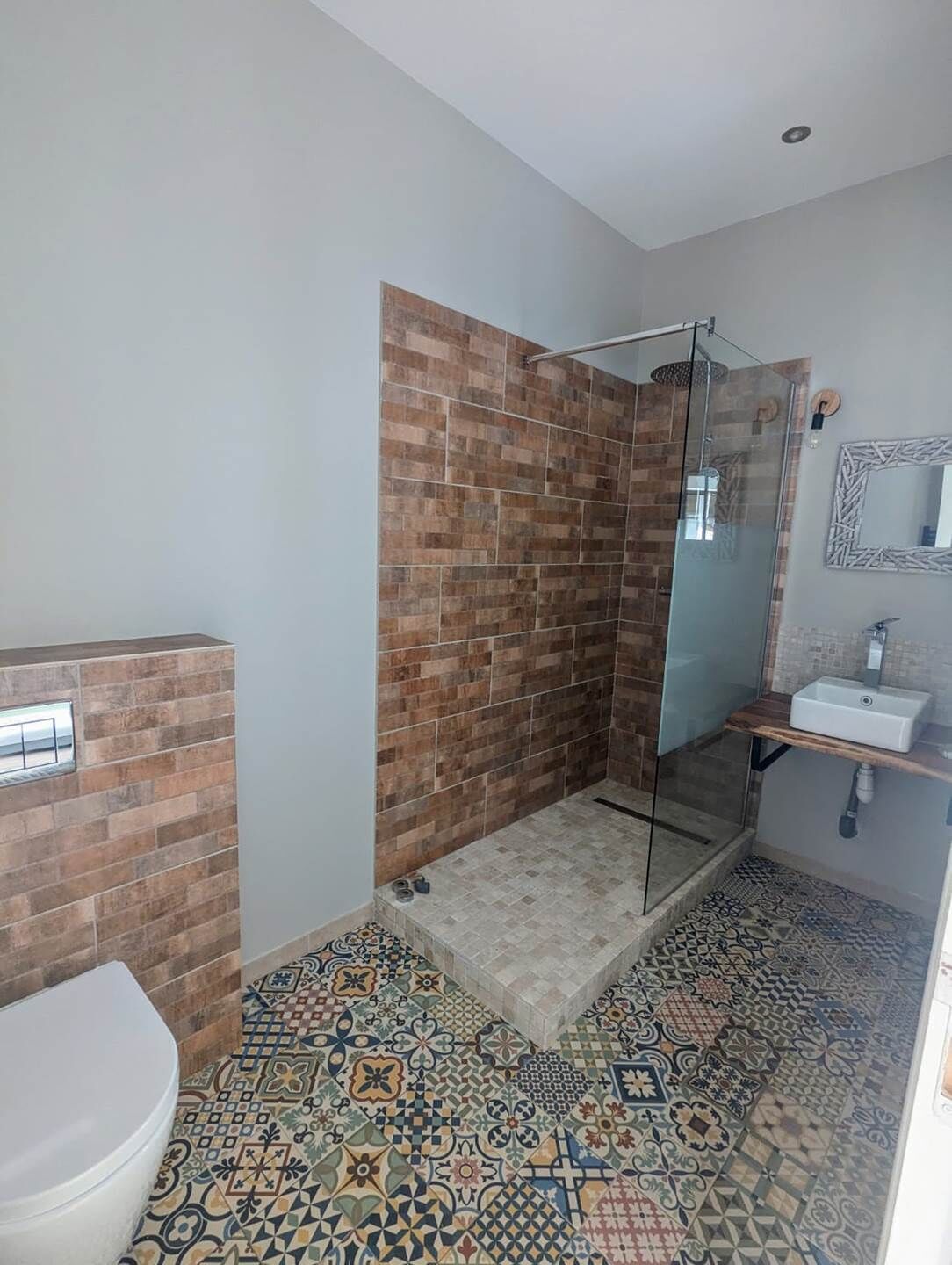 Une salle de bain avec une douche, des toilettes et un lavabo.