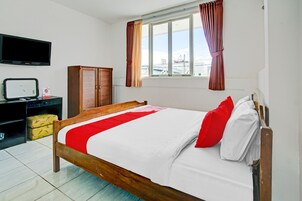 Deluxe Double Room | Laptop workspace, free WiFi, bed sheets