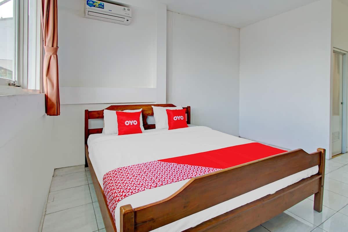 Deluxe Double Room | Laptop workspace, free WiFi, bed sheets