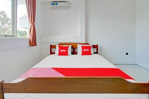 Laptop workspace, free WiFi, bed sheets