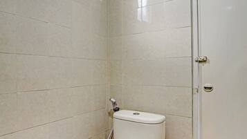 Deluxe Double Room | Bathroom | Shower, towels