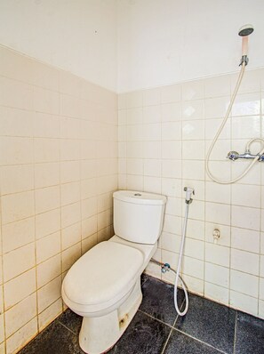 Habitación económica doble | Baño | Ducha y toallas