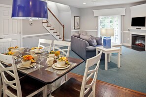 Televisión de pantalla plana, reproductor de DVD, mesa de ping pong