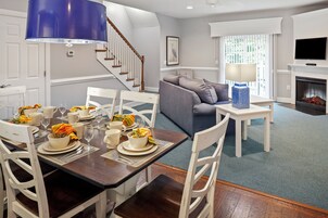 Televisión de pantalla plana, reproductor de DVD, mesa de ping pong