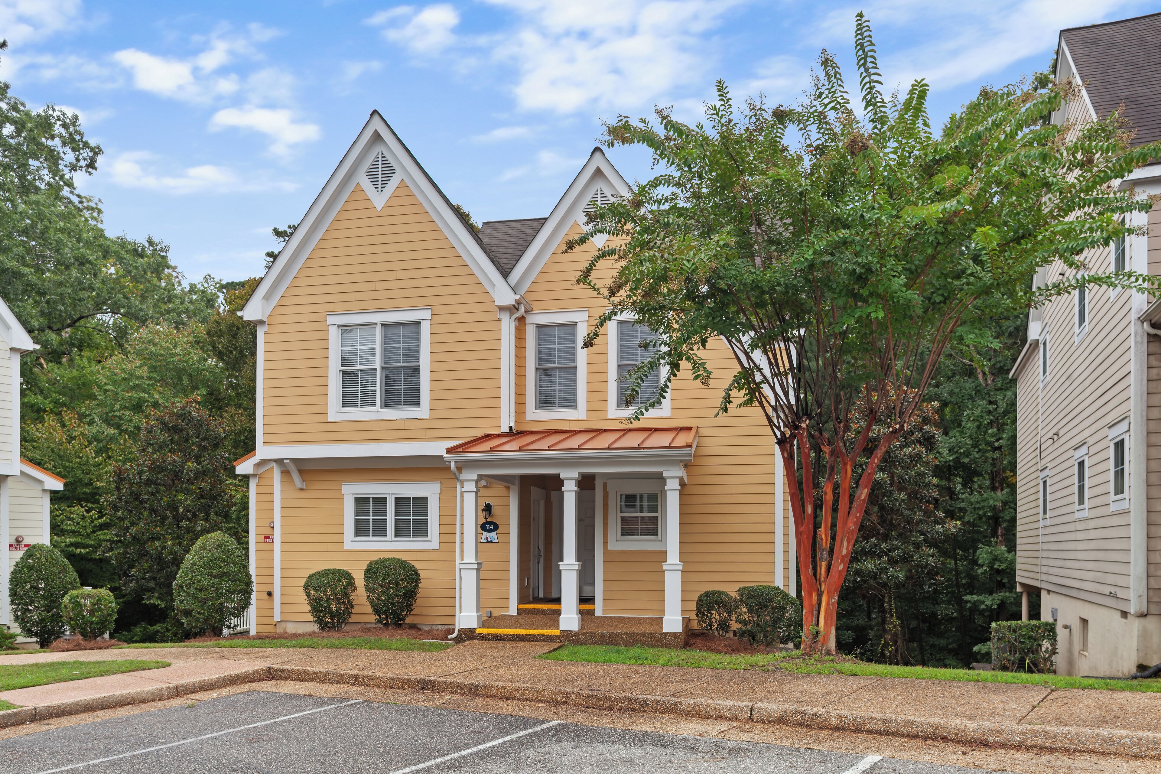 Surmatelas, fer et planche à repasser, lits bébé (gratuits)