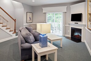 Televisión de pantalla plana, reproductor de DVD, mesa de ping pong