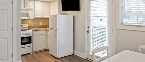 Refrigerador con congelador, microondas, horno y parrilla de estufa