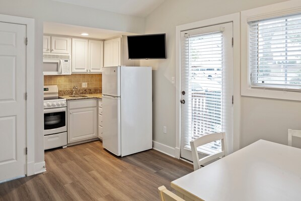 Full-sized fridge, microwave, oven, stovetop