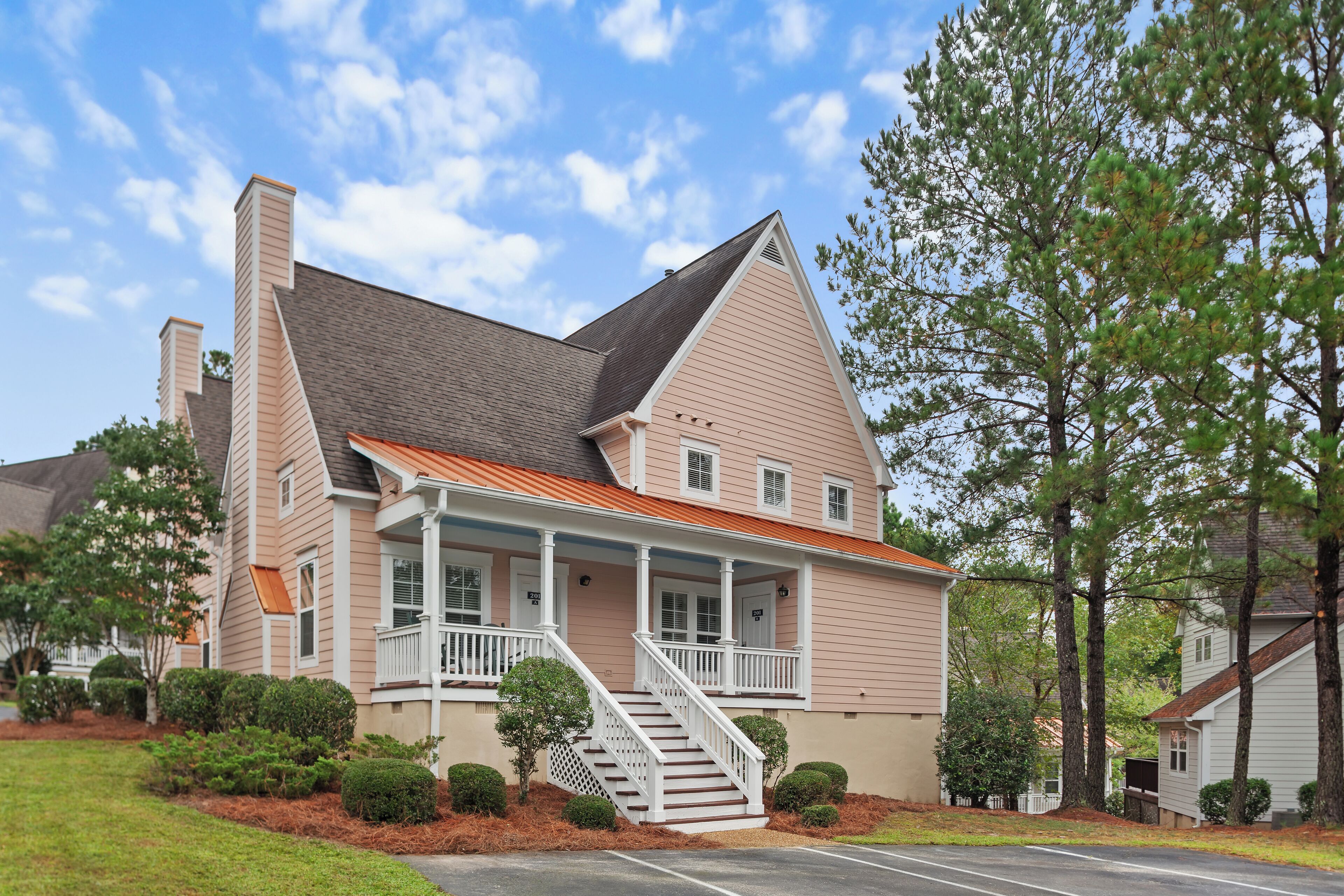 Surmatelas, fer et planche à repasser, lits bébé (gratuits)