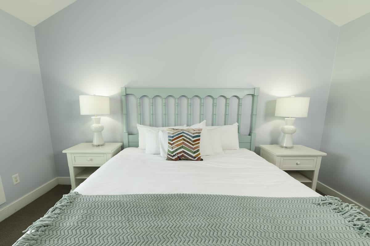 2 bedrooms, pillowtop beds, iron/ironing board, free WiFi