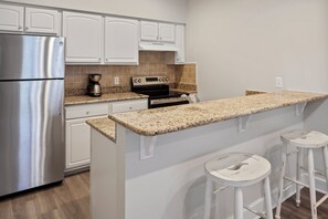 Full-sized fridge, microwave, oven, stovetop